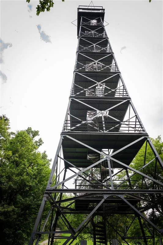 Egg, Meilen, Pfannenstiel, Hochwachtturm, neu ist ein Sicherheitsnetz auf der Turmspitze angebracht, 19.7.25, Foto: Manuela Matt
